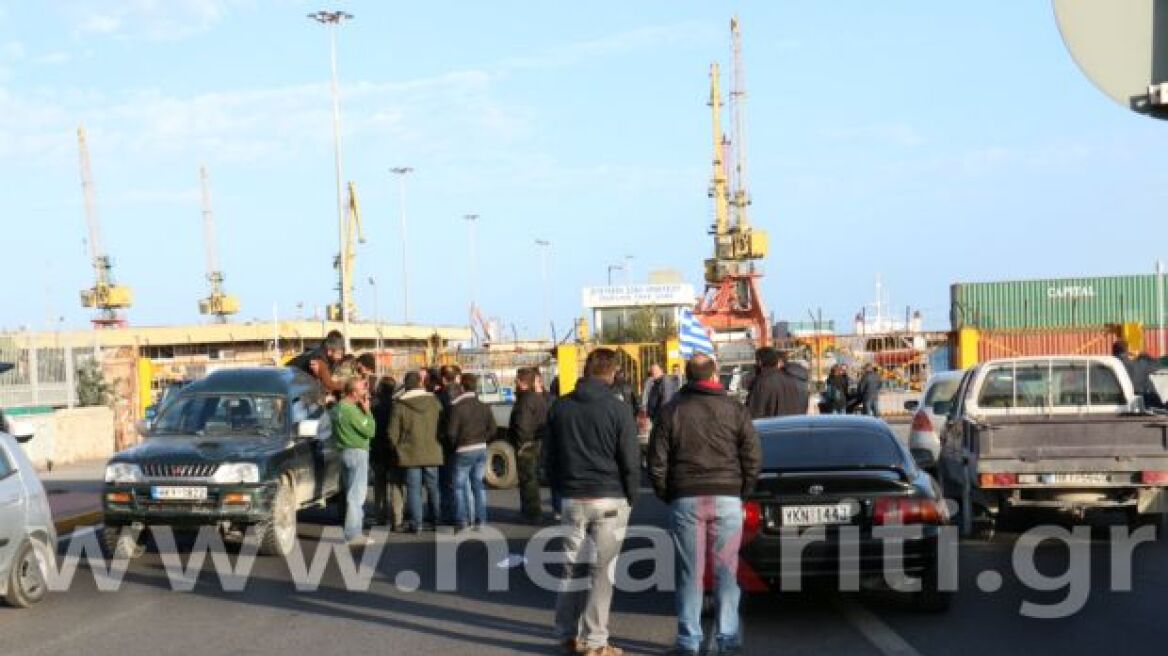 Αγρότες της Κρήτης κατέλαβαν το τελωνείο στο λιμάνι του Ηρακλείου